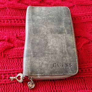 Guess bi fold with zipper, and note pad
